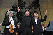 Dirigent Gilbert (mi.) Chefdiregent des New York Philharmonic Orchestra  mit  Lang Lang (re.) (©Foto: Ingrid Grossmann)